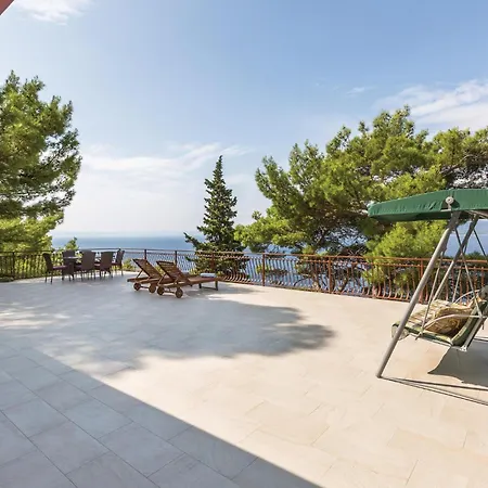 Awesome In With Jacuzzi Holiday home